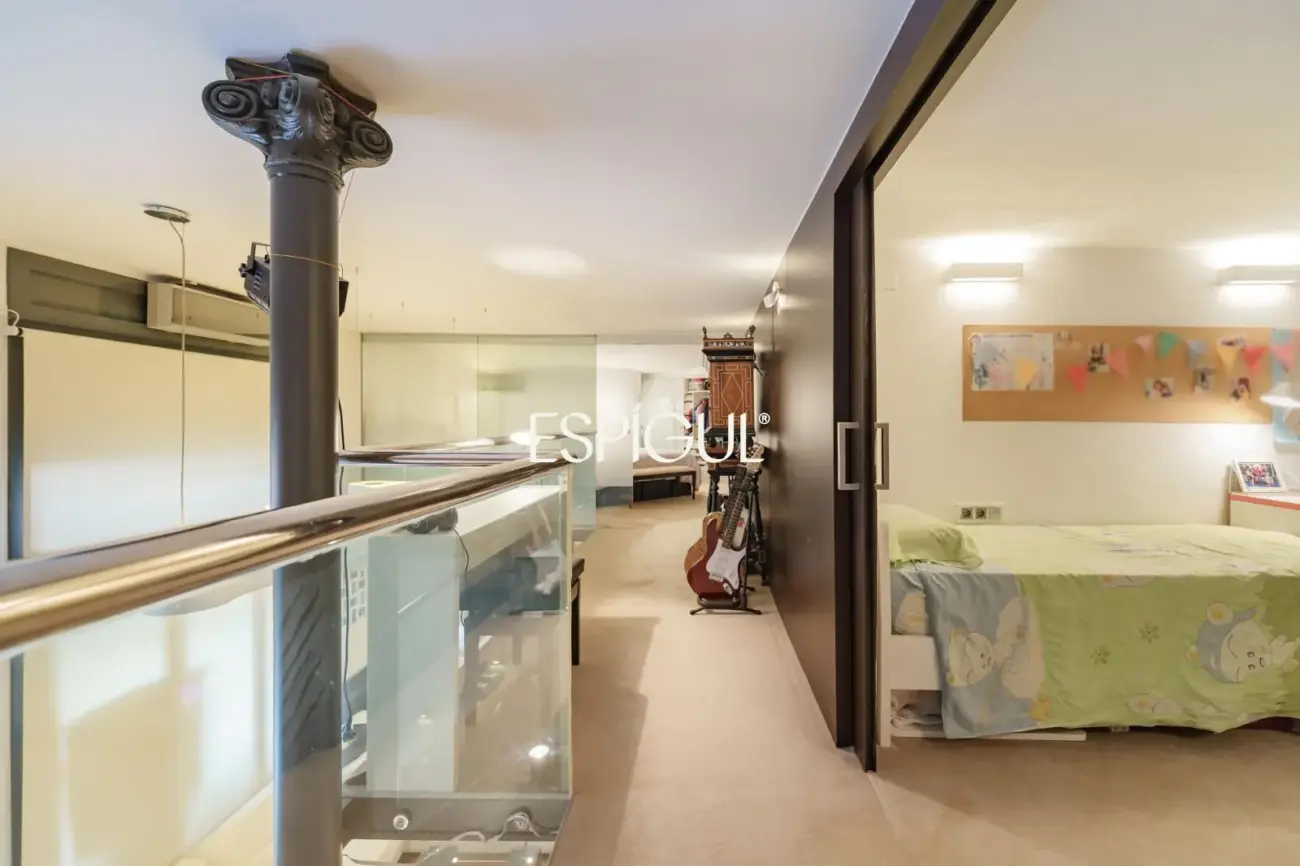 Exclusive duplex with a 30 m² terrace, communal pool and gym in Barcelona
