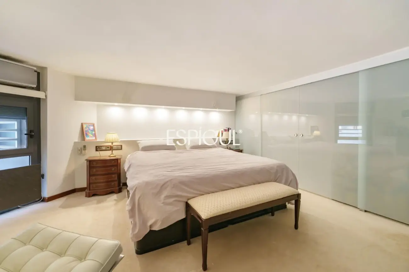 Exclusive duplex with a 30 m² terrace, communal pool and gym in Barcelona