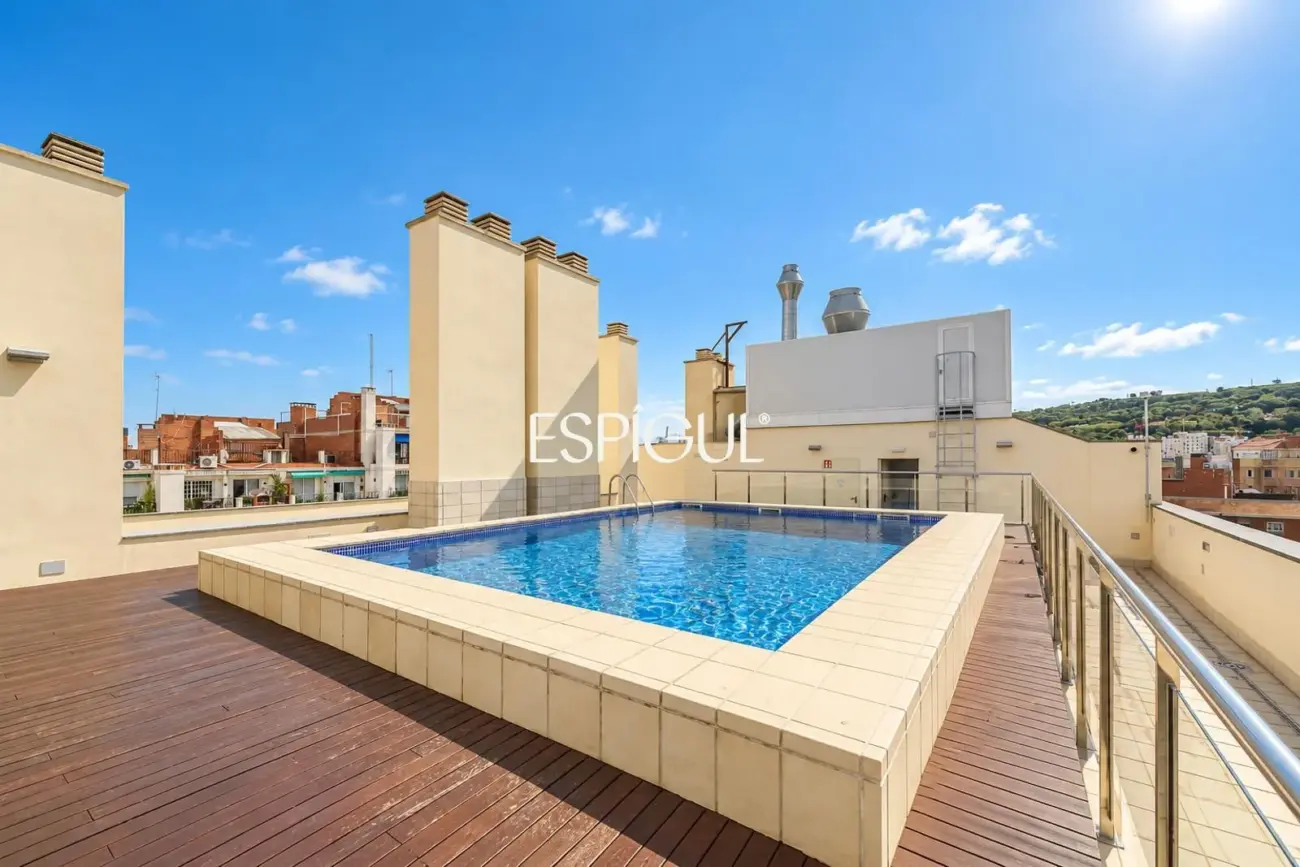Exclusive duplex with a 30 m² terrace, communal pool and gym in Barcelona