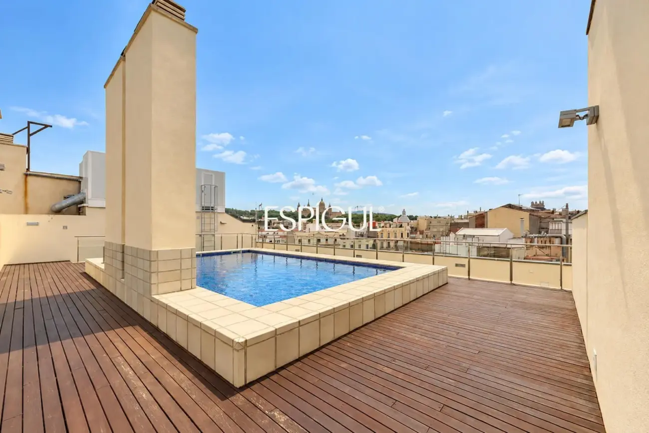 Exclusive duplex with a 30 m² terrace, communal pool and gym in Barcelona