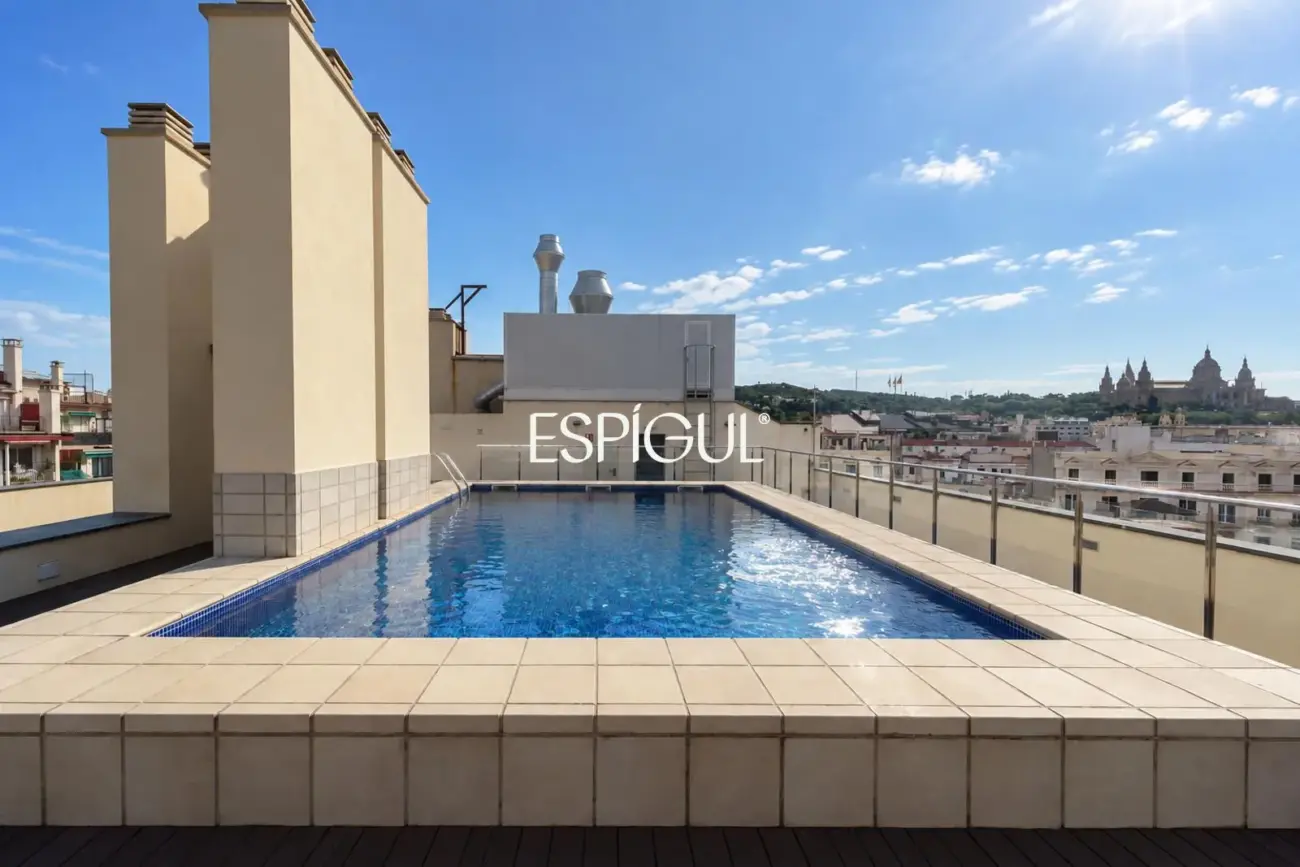 Exclusive duplex with a 30 m² terrace, communal pool and gym in Barcelona