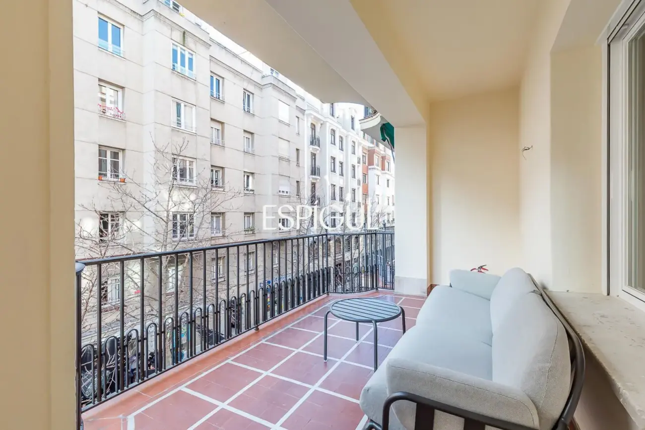 Piso en venta amueblado con portería en Maldonado, Castellana