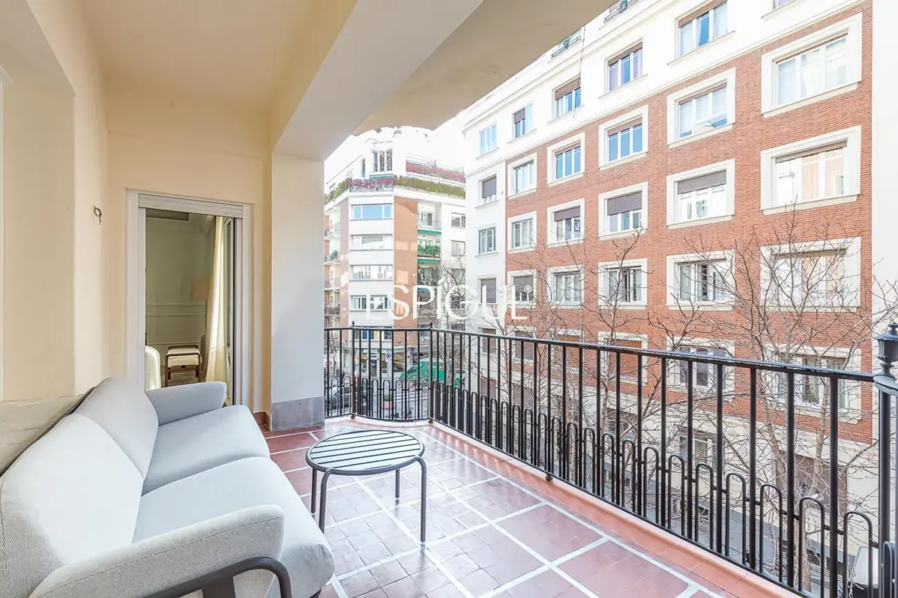 Piso en venta amueblado con portería en Maldonado, Castellana
