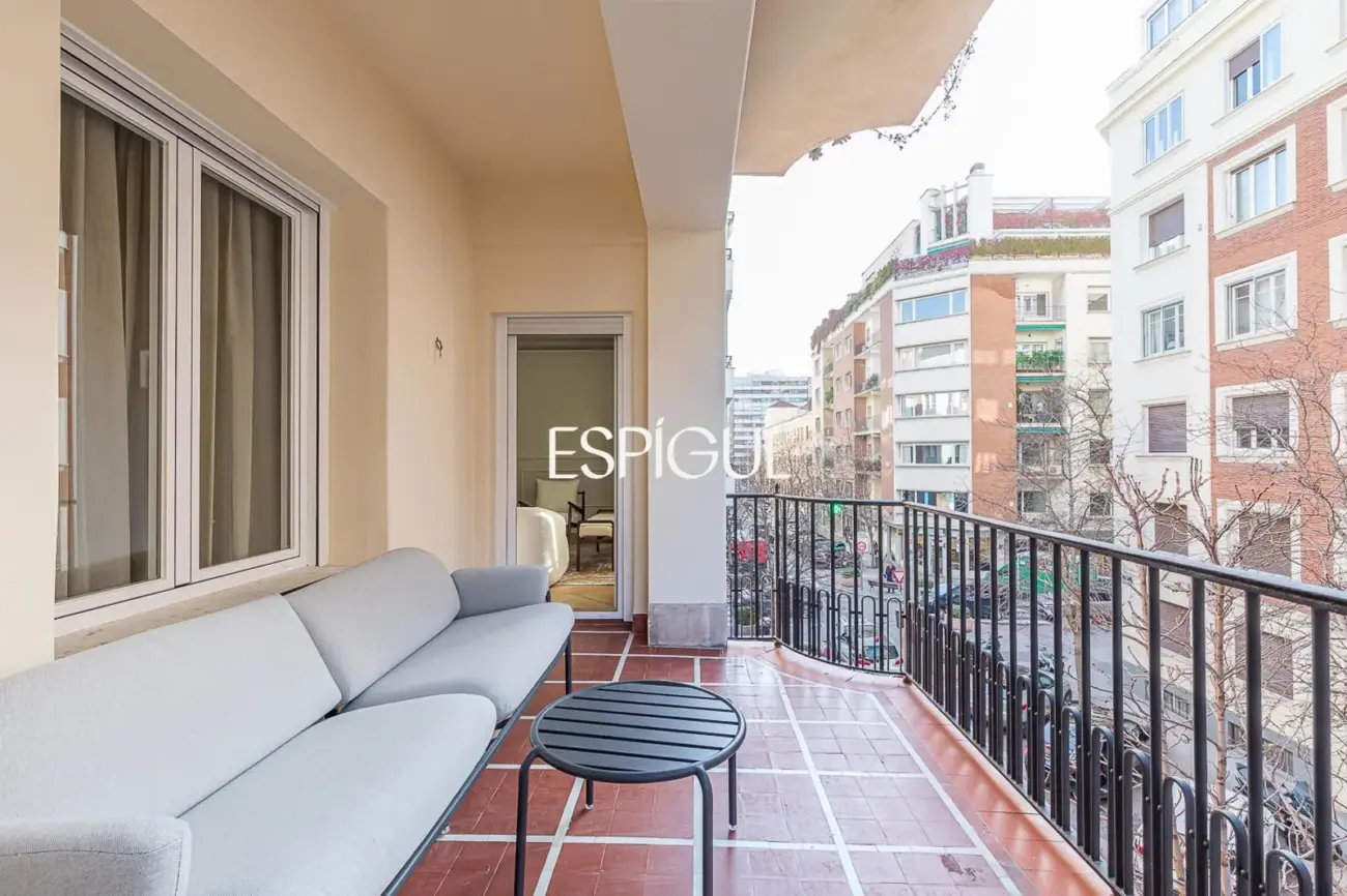 Piso en venta amueblado con portería en Maldonado, Castellana