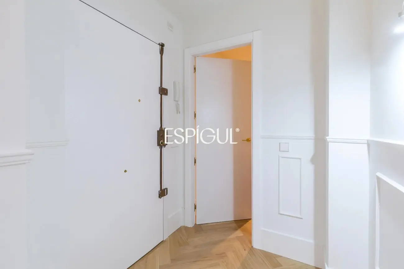 Piso en venta amueblado con portería en Maldonado, Castellana