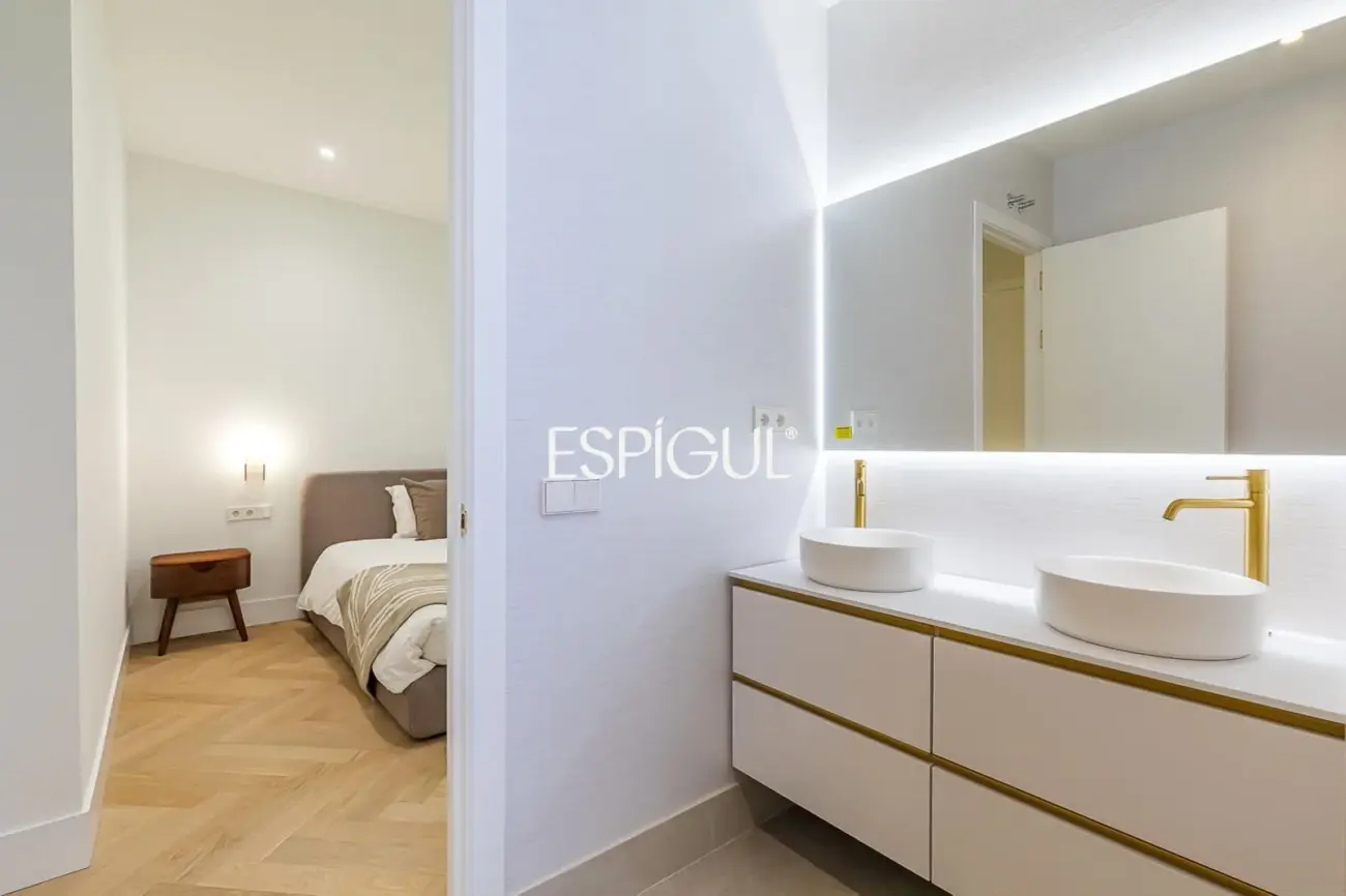 Piso en venta en Santa Cruz de Marcenado, Malasaña
