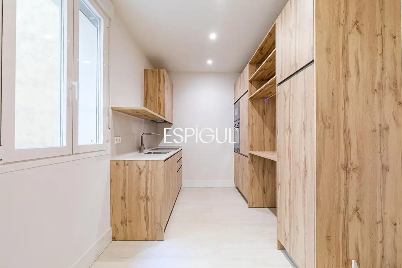 Piso en venta en Santa Cruz de Marcenado, Malasaña