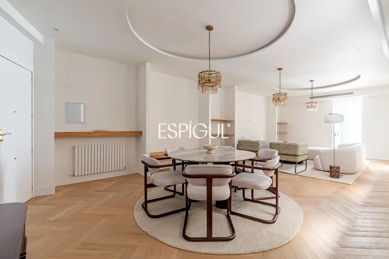 Piso en venta en Santa Cruz de Marcenado, Malasaña