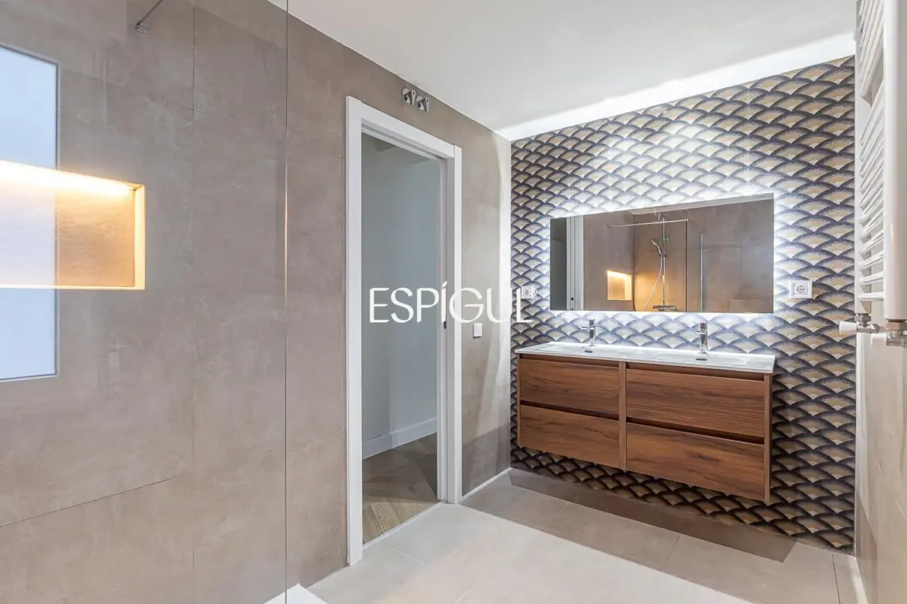 Piso en venta exterior totalmente reformado con balcón en Marcenado, Ciudad Jardín