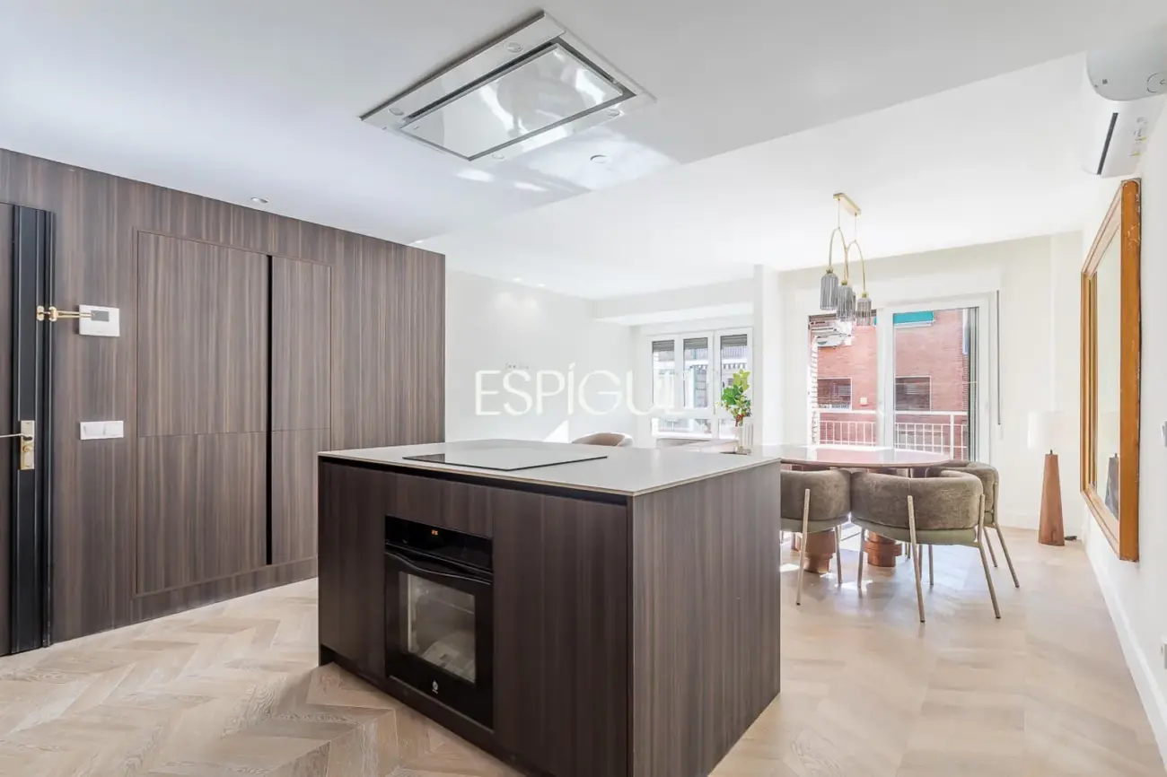 Piso en venta exterior totalmente reformado con balcón en Marcenado, Ciudad Jardín