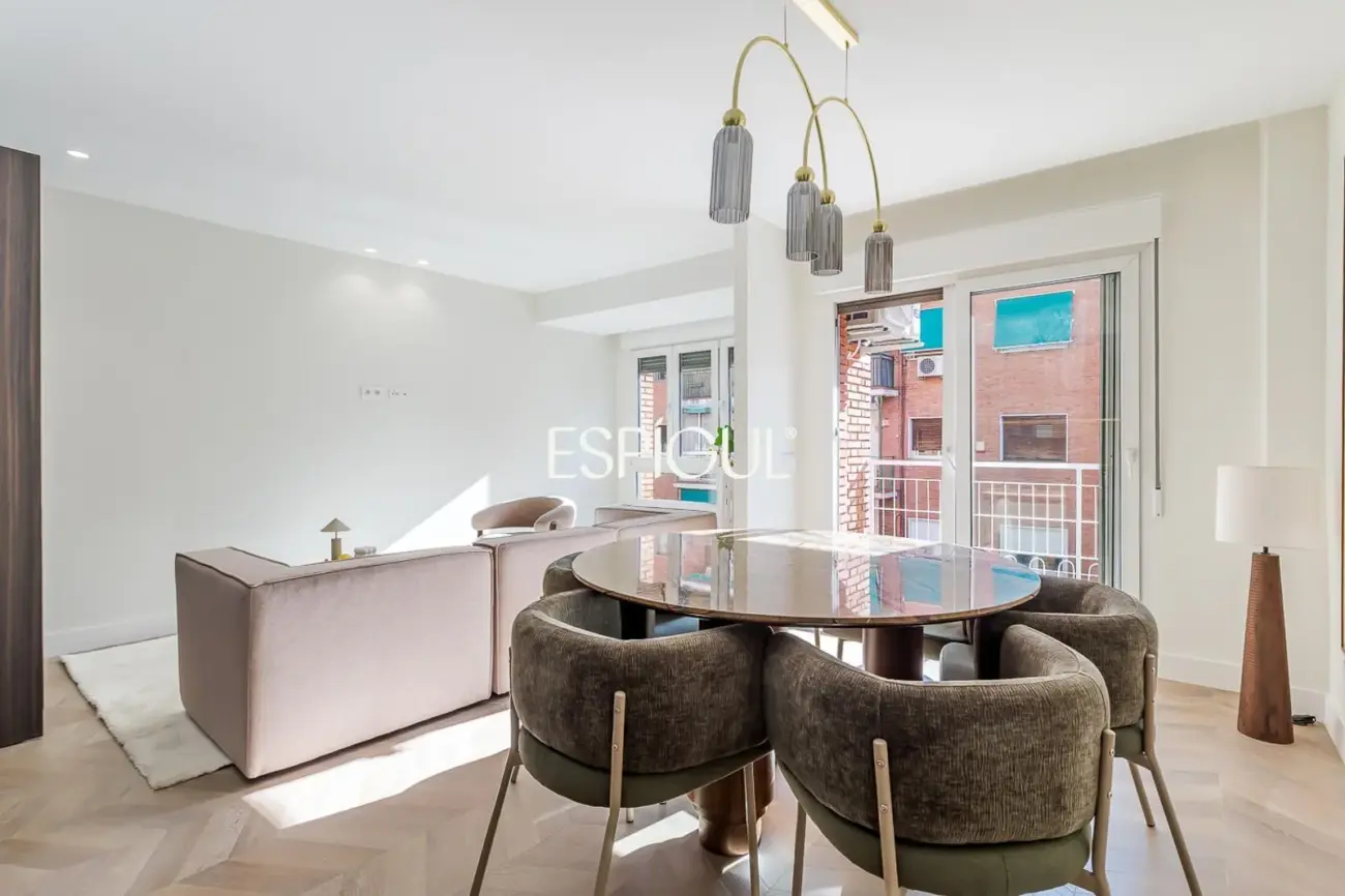 Piso en venta exterior totalmente reformado con balcón en Marcenado, Ciudad Jardín