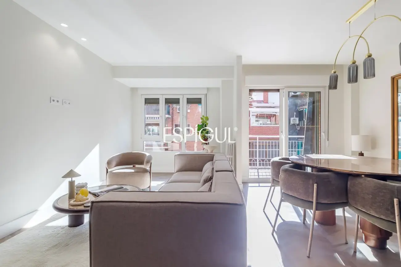 Piso en venta exterior totalmente reformado con balcón en Marcenado, Ciudad Jardín