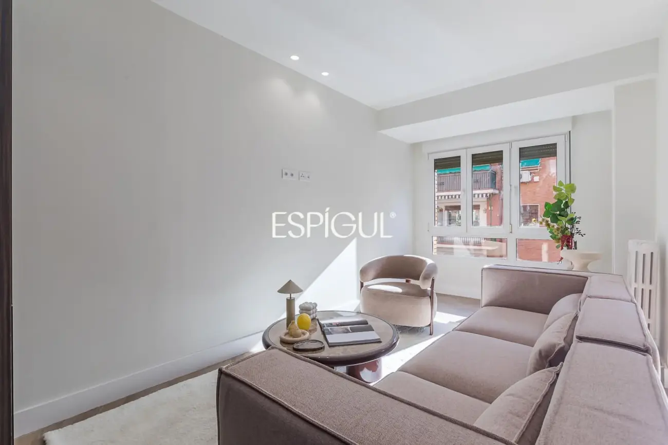 Piso en venta exterior totalmente reformado con balcón en Marcenado, Ciudad Jardín