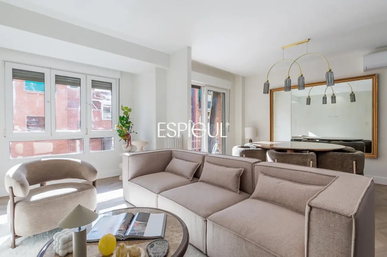 Piso en venta exterior totalmente reformado con balcón en Marcenado, Ciudad Jardín