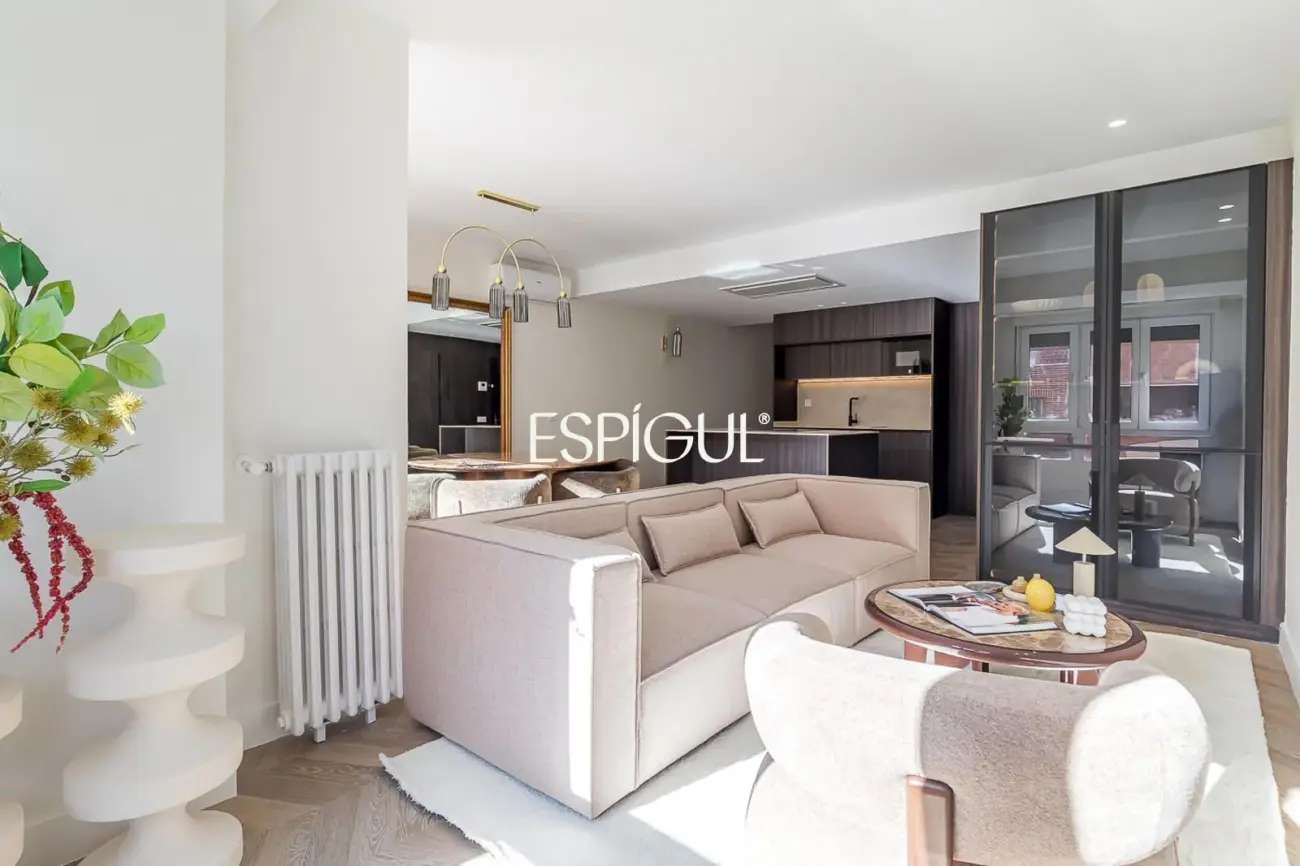 Piso en venta exterior totalmente reformado con balcón en Marcenado, Ciudad Jardín