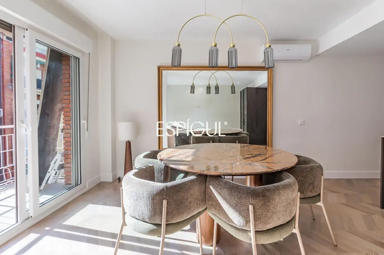 Piso en venta exterior totalmente reformado con balcón en Marcenado, Ciudad Jardín