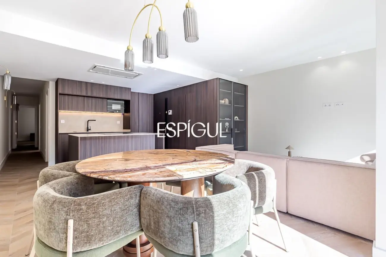 Piso en venta exterior totalmente reformado con balcón en Marcenado, Ciudad Jardín