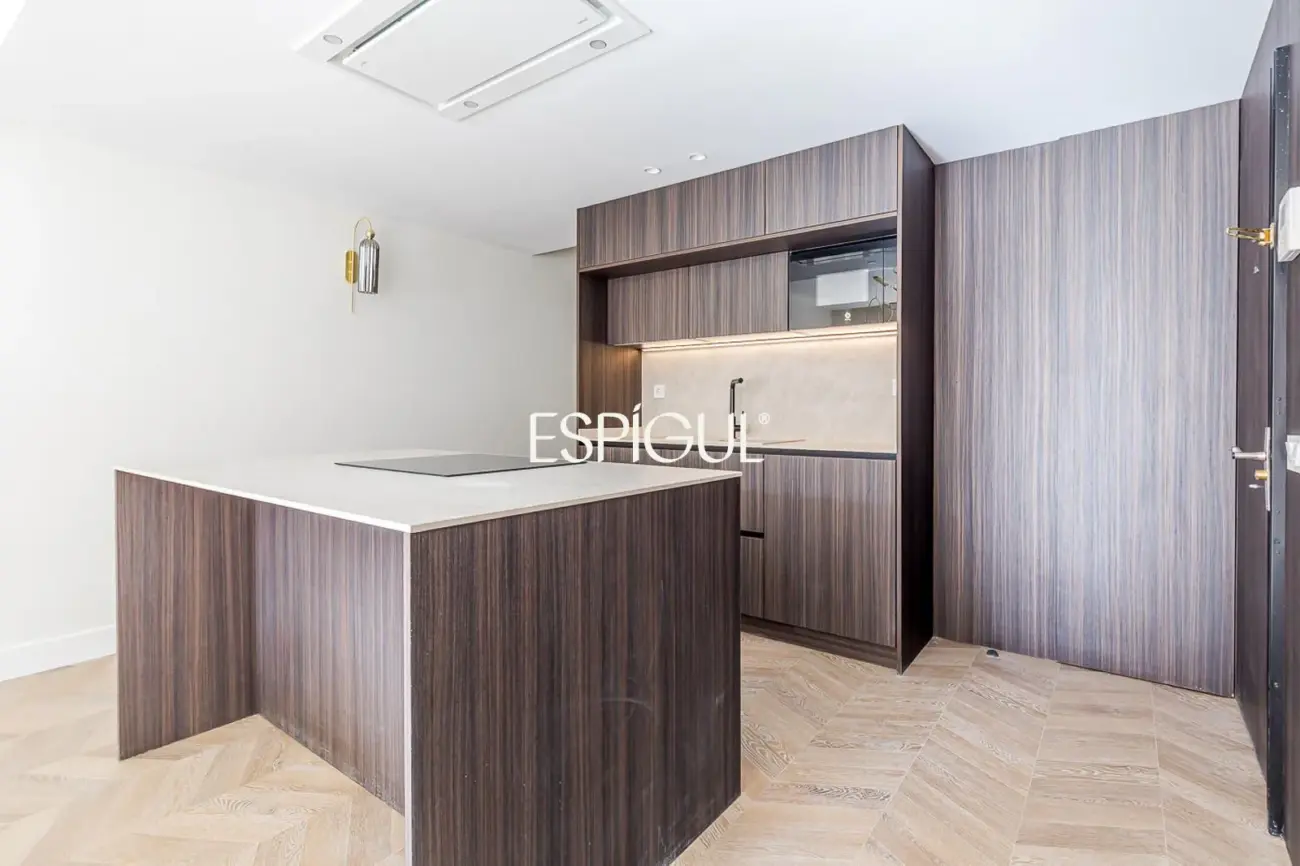 Piso en venta exterior totalmente reformado con balcón en Marcenado, Ciudad Jardín