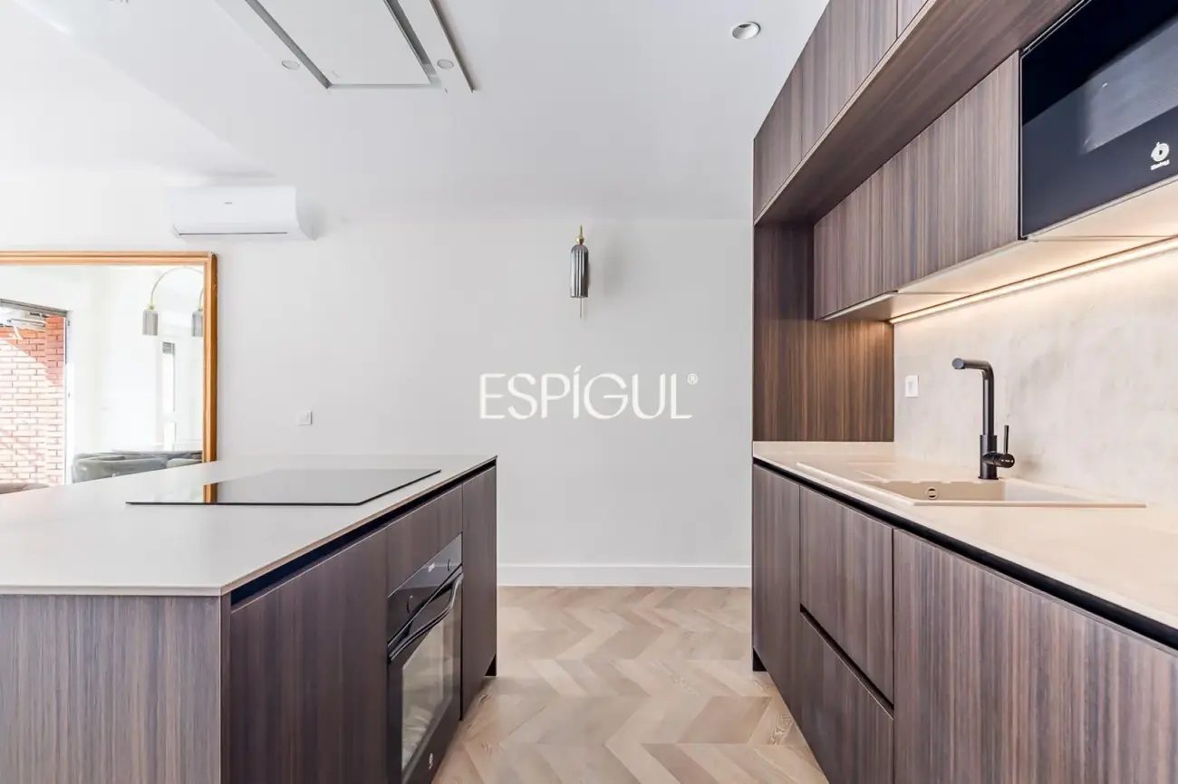 Piso en venta exterior totalmente reformado con balcón en Marcenado, Ciudad Jardín