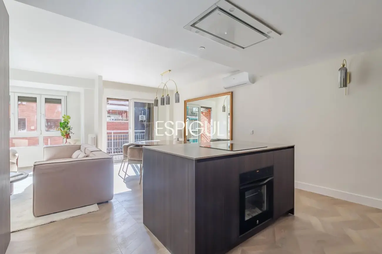 Piso en venta exterior totalmente reformado con balcón en Marcenado, Ciudad Jardín