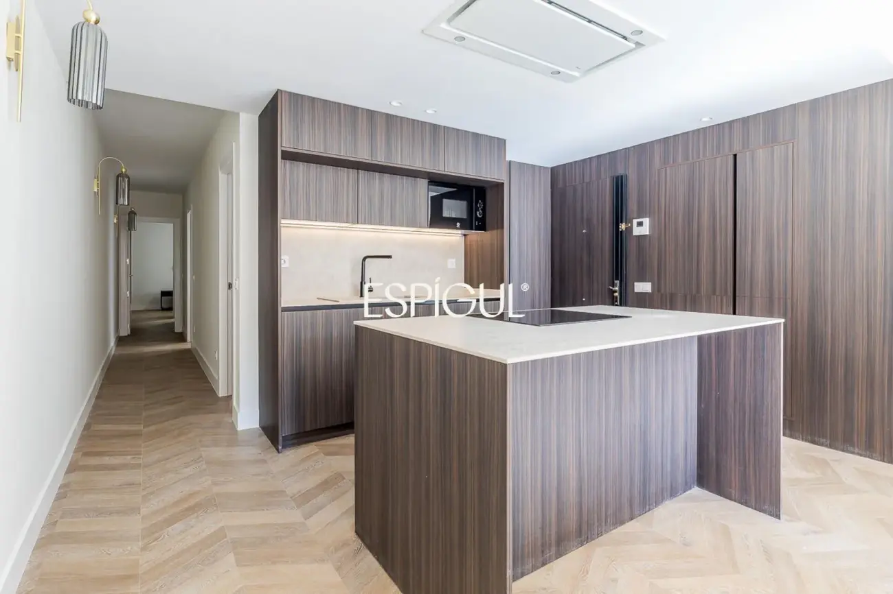 Piso en venta exterior totalmente reformado con balcón en Marcenado, Ciudad Jardín