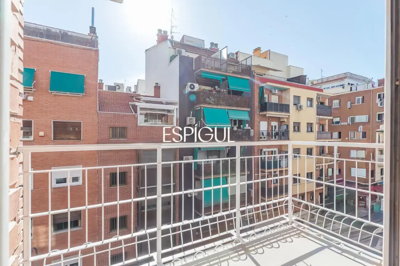 Piso en venta exterior totalmente reformado con balcón en Marcenado, Ciudad Jardín