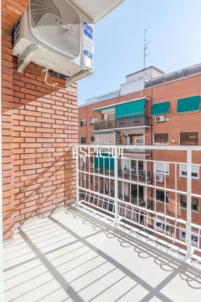 Piso en venta exterior totalmente reformado con balcón en Marcenado, Ciudad Jardín