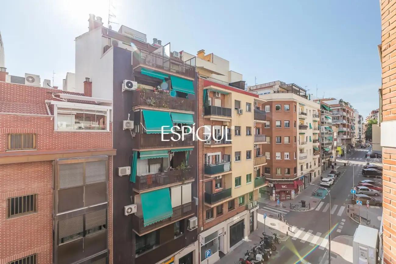 Piso en venta exterior totalmente reformado con balcón en Marcenado, Ciudad Jardín