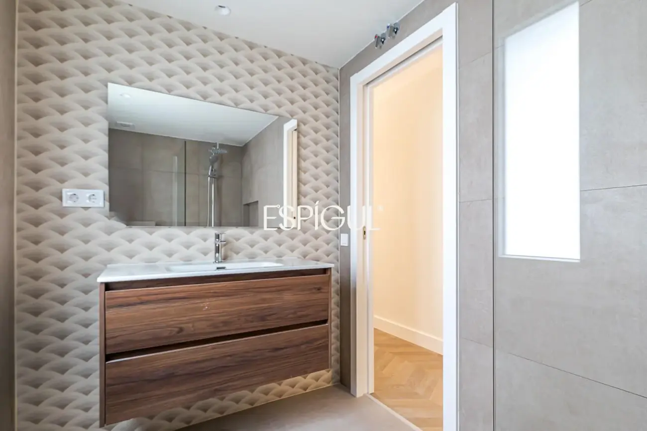 Piso en venta exterior totalmente reformado con balcón en Marcenado, Ciudad Jardín