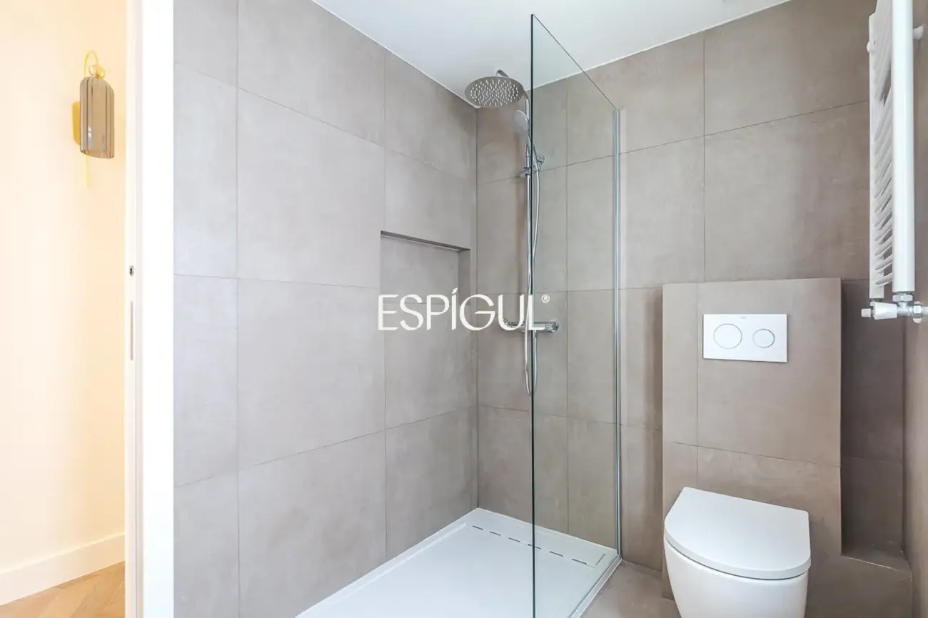 Piso en venta exterior totalmente reformado con balcón en Marcenado, Ciudad Jardín