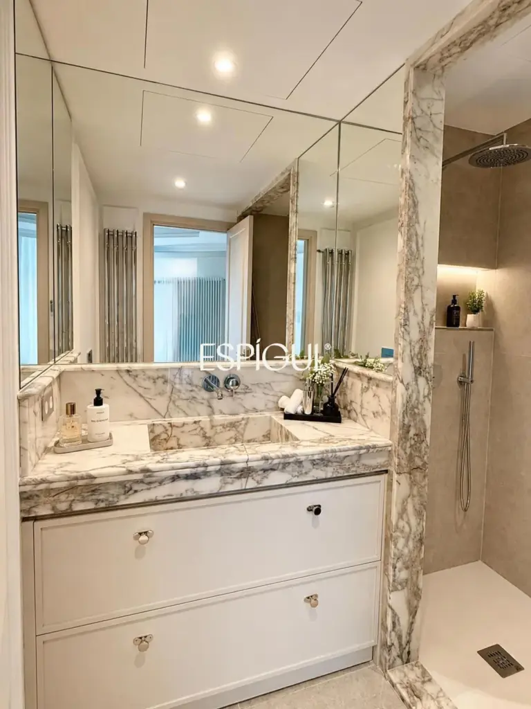 Piso en venta exterior totalmente reformado en quinta planta con portería en Alcalá, Goya