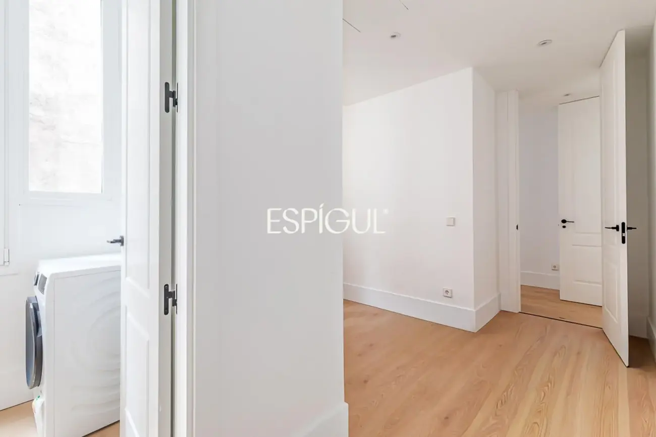 Piso en venta reformado con terraza, garaje y trastero en María de Molina, Lista