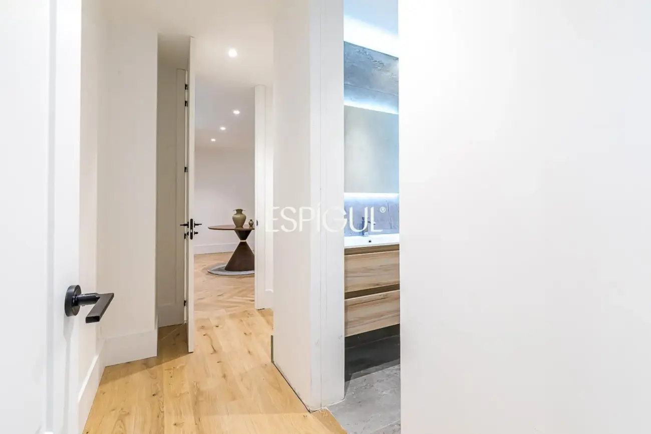 Piso en venta reformado con terraza, garaje y trastero en María de Molina, Lista