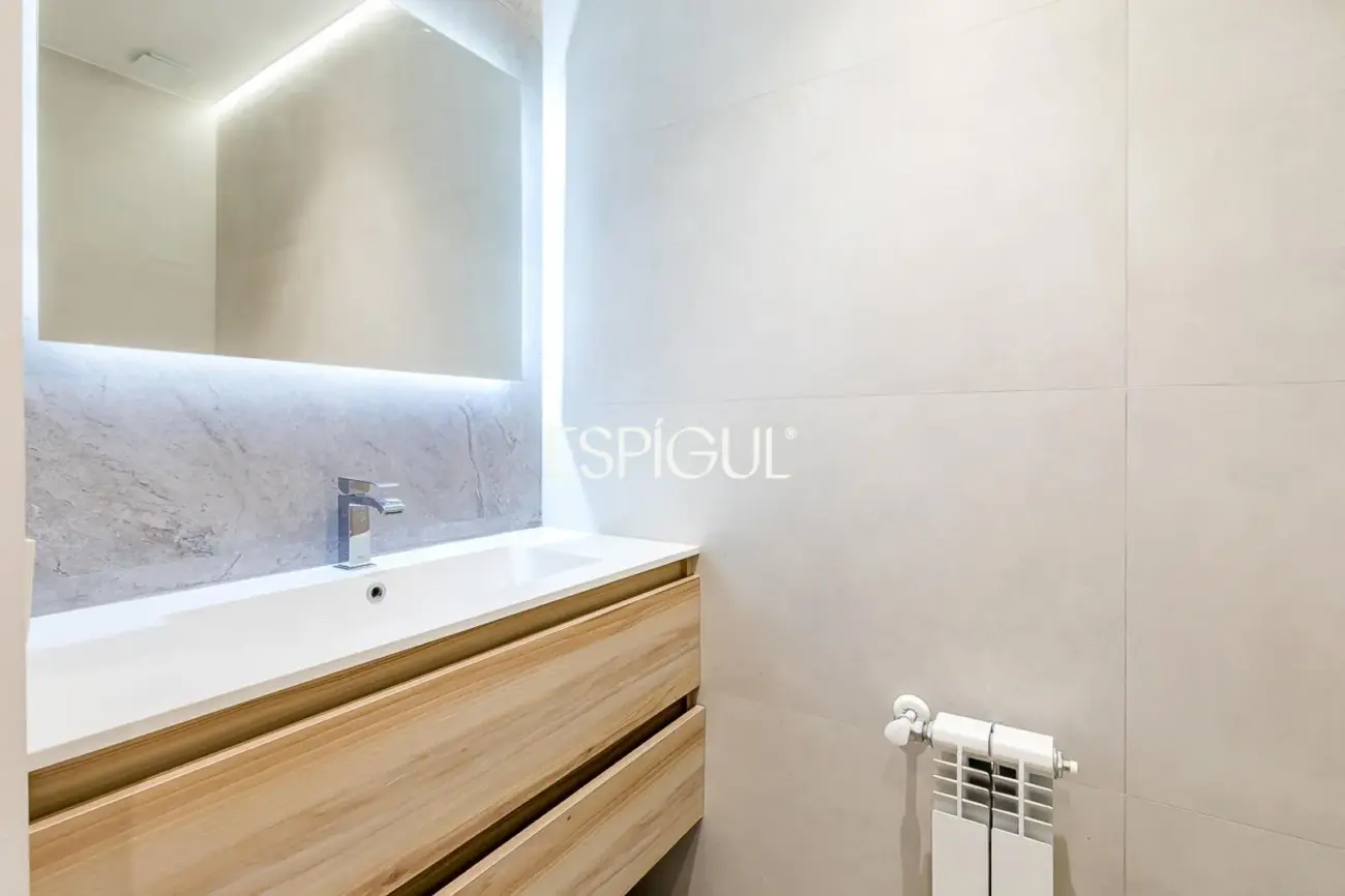 Piso en venta reformado con terraza, garaje y trastero en María de Molina, Lista