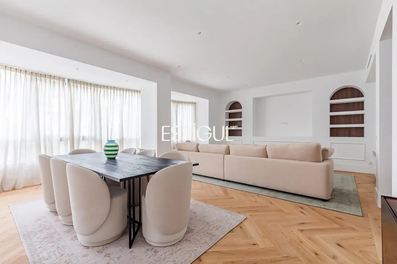 Piso en venta reformado con terraza, garaje y trastero en María de Molina, Lista