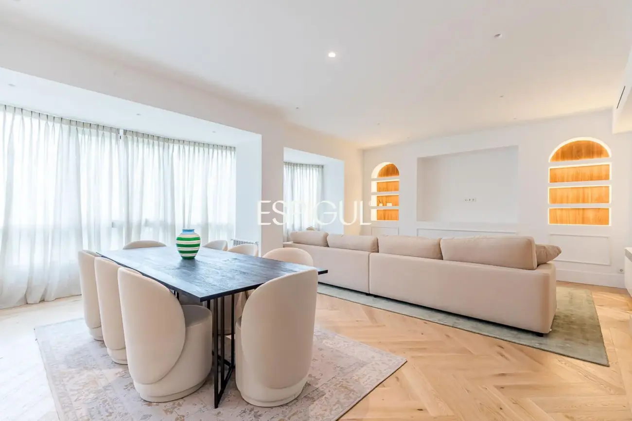 Piso en venta reformado con terraza, garaje y trastero en María de Molina, Lista