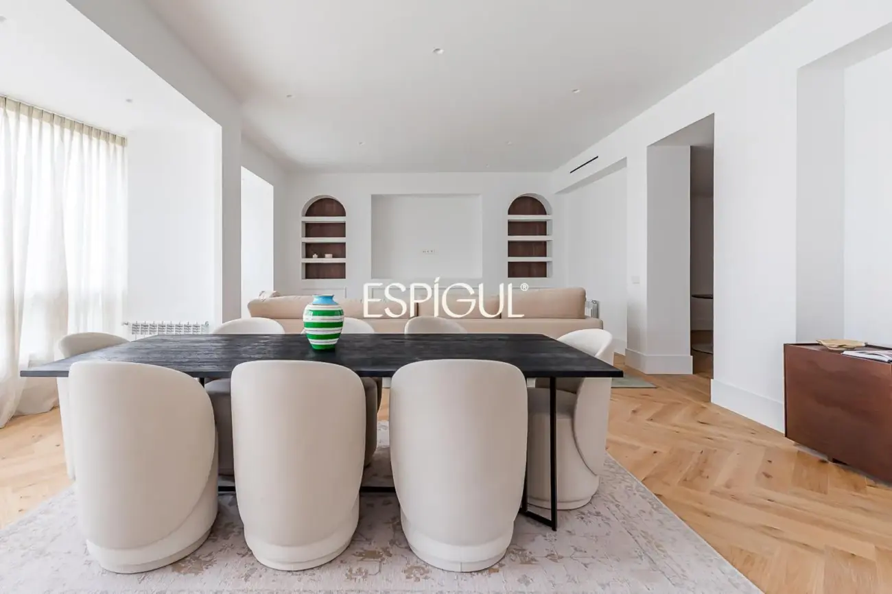 Piso en venta reformado con terraza, garaje y trastero en María de Molina, Lista