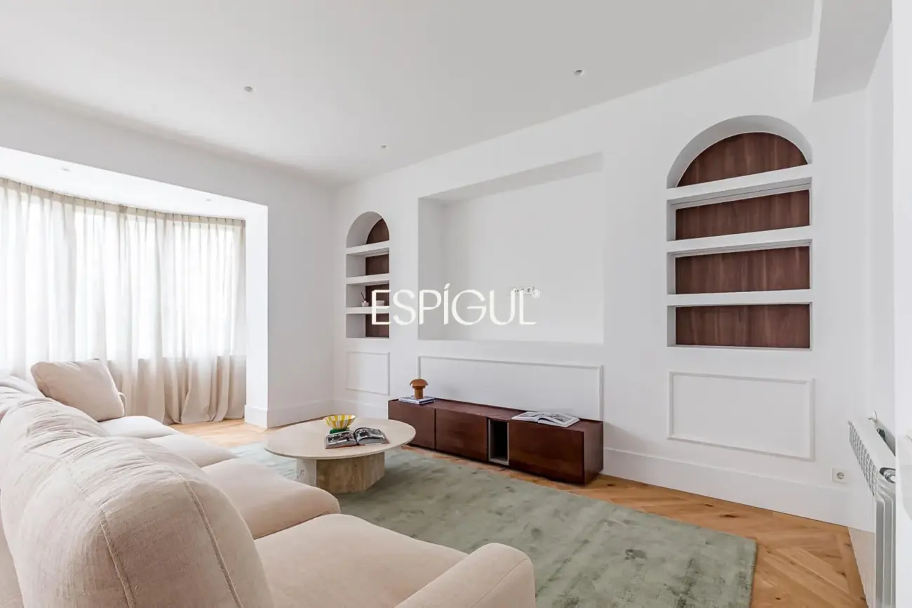 Piso en venta reformado con terraza, garaje y trastero en María de Molina, Lista