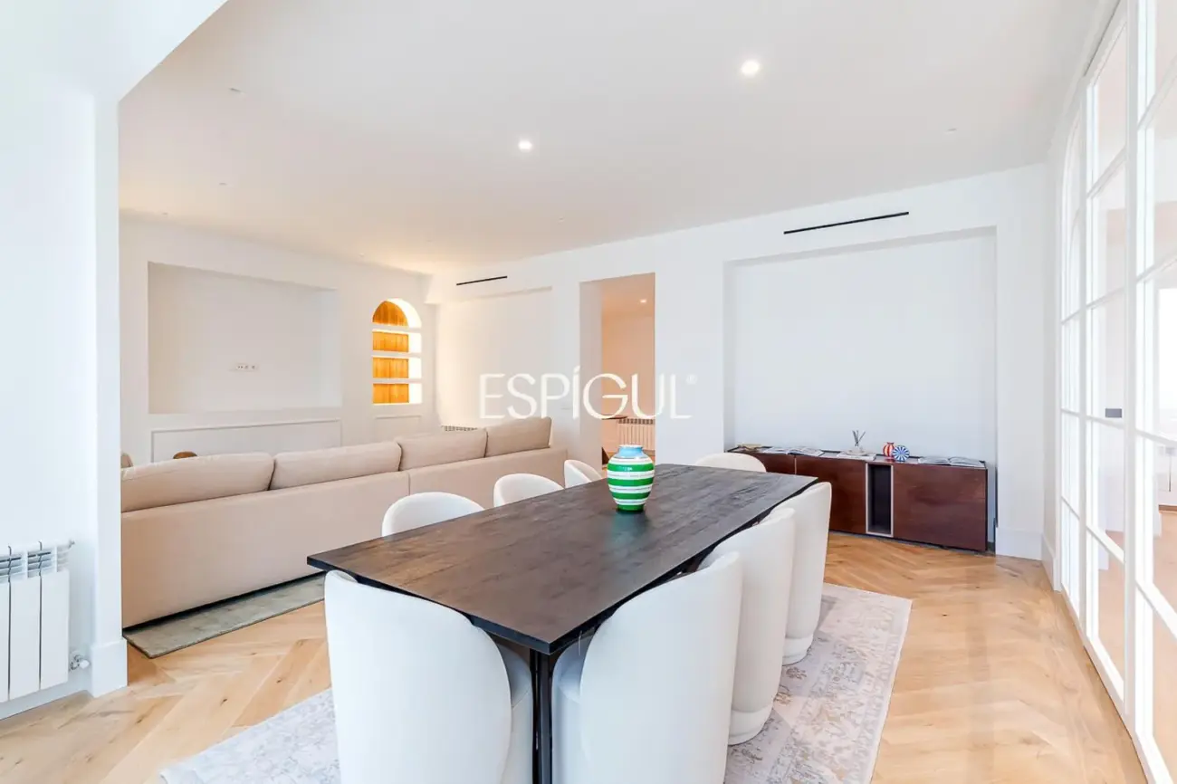 Piso en venta reformado con terraza, garaje y trastero en María de Molina, Lista