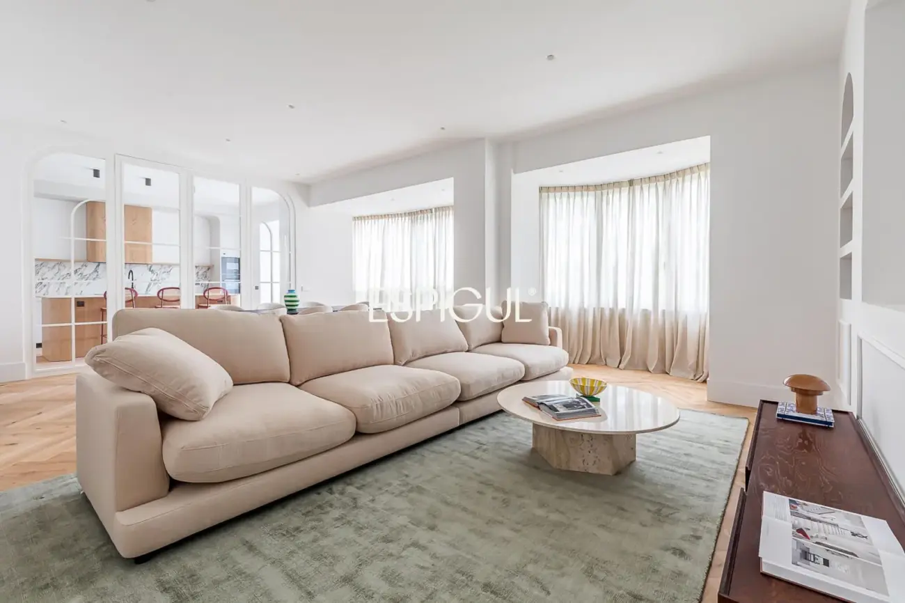 Piso en venta reformado con terraza, garaje y trastero en María de Molina, Lista