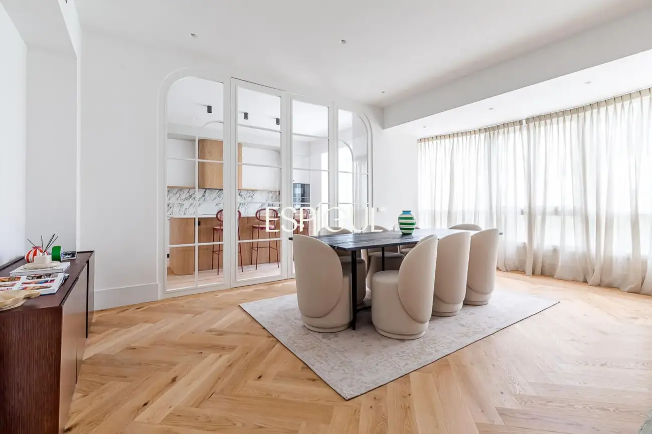 Piso en venta reformado con terraza, garaje y trastero en María de Molina, Lista