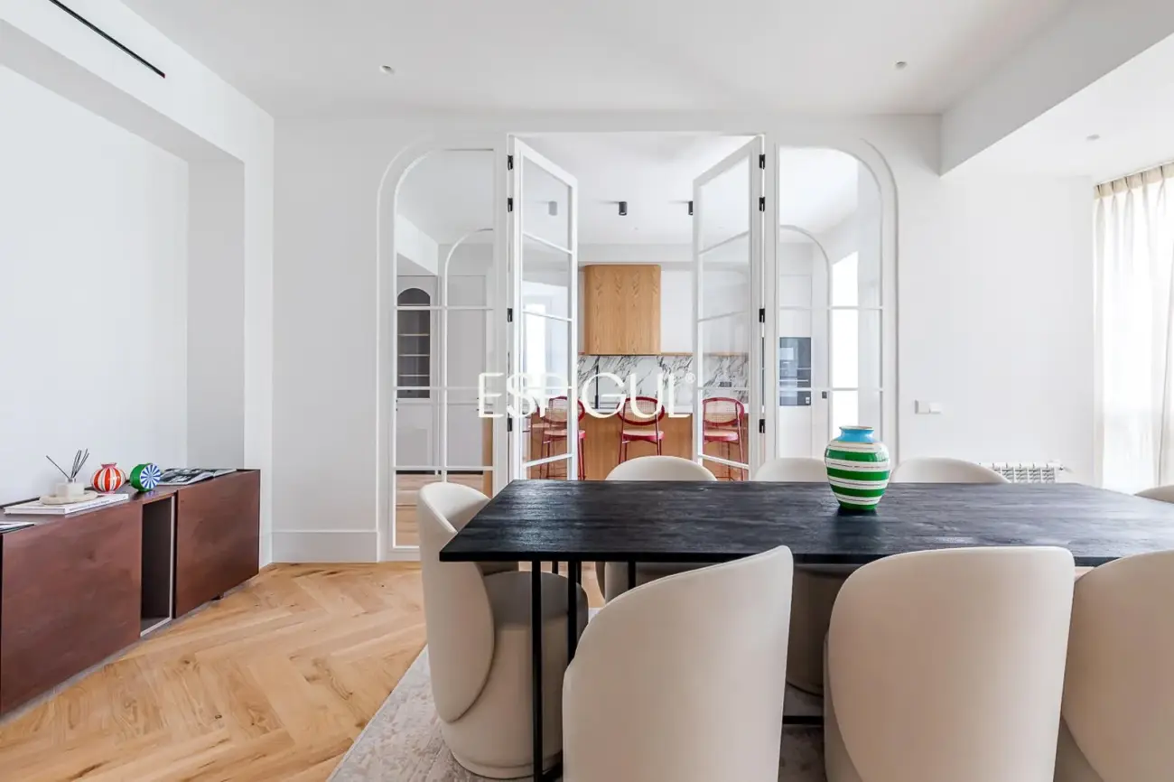 Piso en venta reformado con terraza, garaje y trastero en María de Molina, Lista