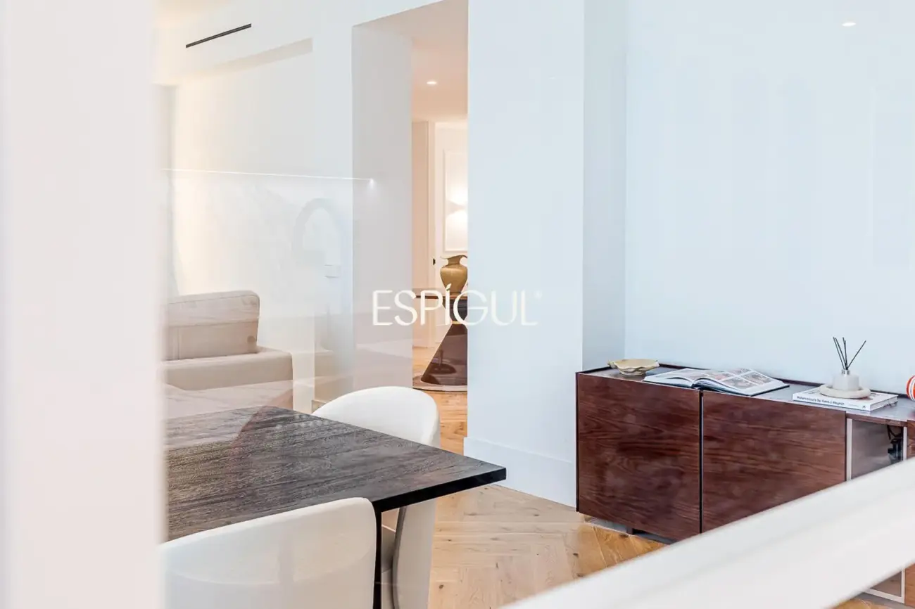 Piso en venta reformado con terraza, garaje y trastero en María de Molina, Lista