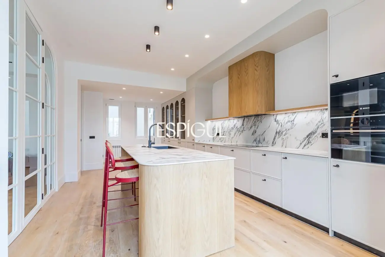 Piso en venta reformado con terraza, garaje y trastero en María de Molina, Lista