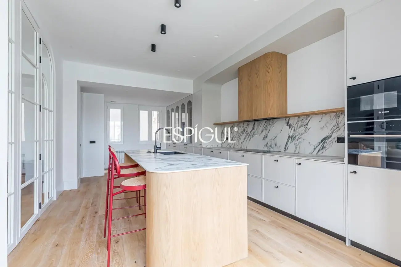 Piso en venta reformado con terraza, garaje y trastero en María de Molina, Lista