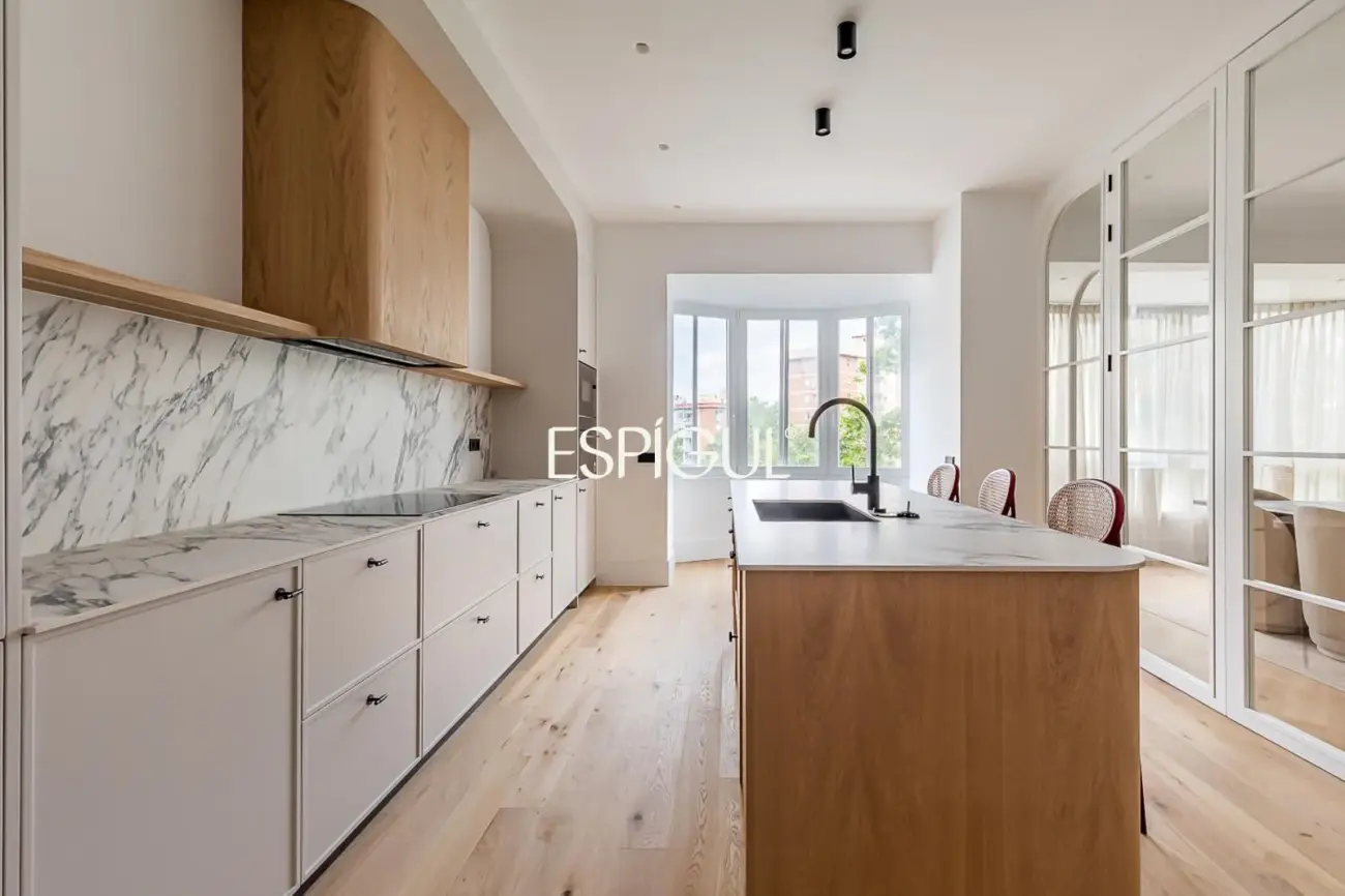 Piso en venta reformado con terraza, garaje y trastero en María de Molina, Lista