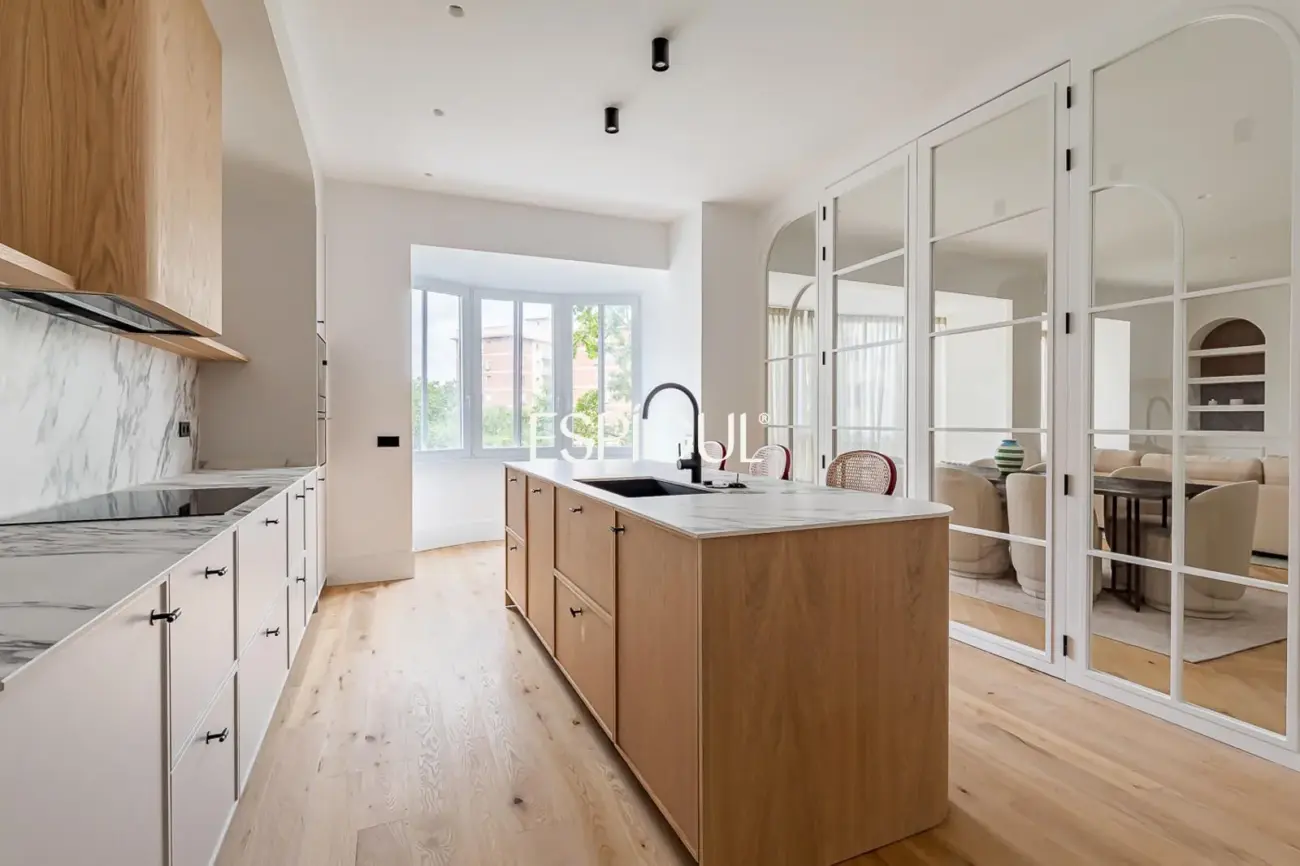 Piso en venta reformado con terraza, garaje y trastero en María de Molina, Lista