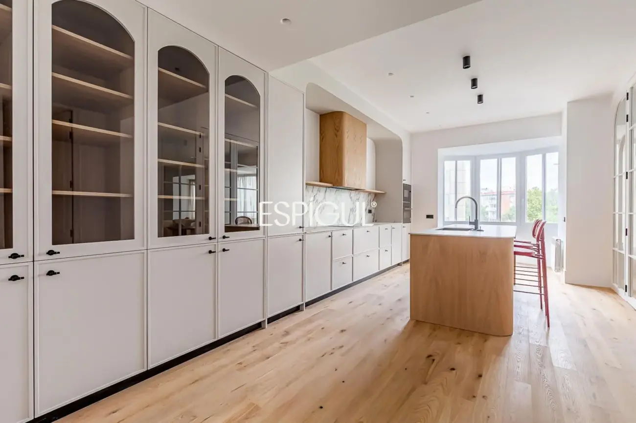 Piso en venta reformado con terraza, garaje y trastero en María de Molina, Lista