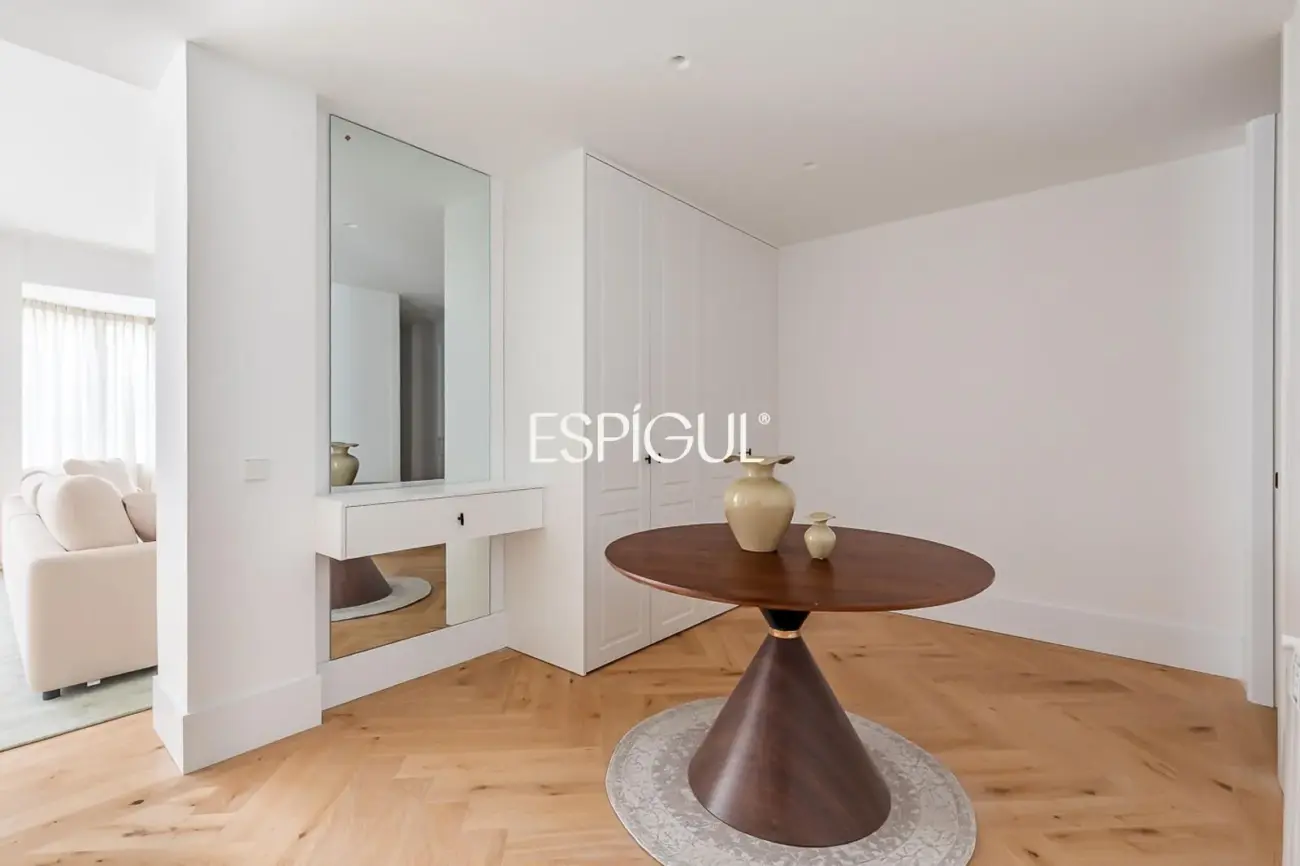 Piso en venta reformado con terraza, garaje y trastero en María de Molina, Lista