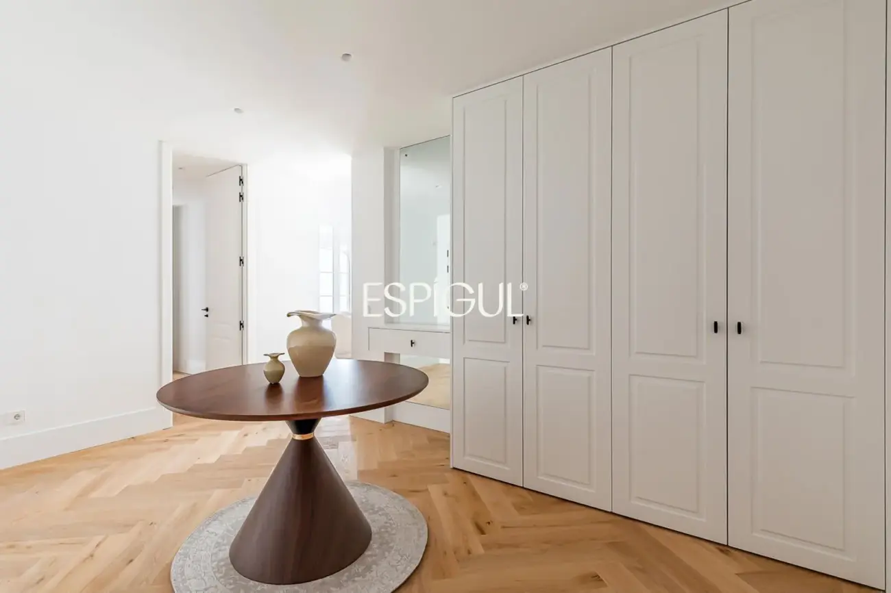 Piso en venta reformado con terraza, garaje y trastero en María de Molina, Lista